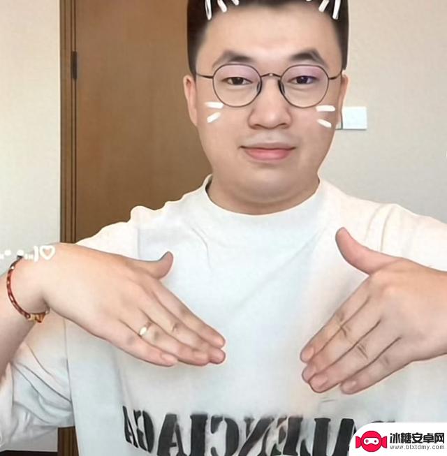 骆歆为WBG对战FNC比赛应援秀表演小虎手势舞！观众:小虎太可爱啦！
