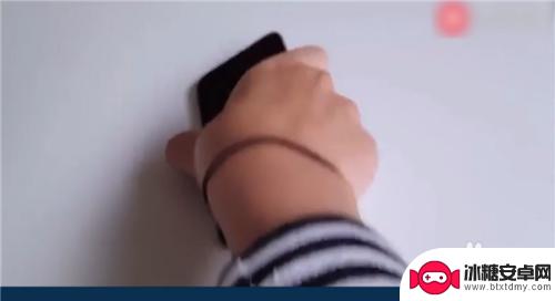 女子手机摔了怎么修复 手机屏幕摔碎怎么修复