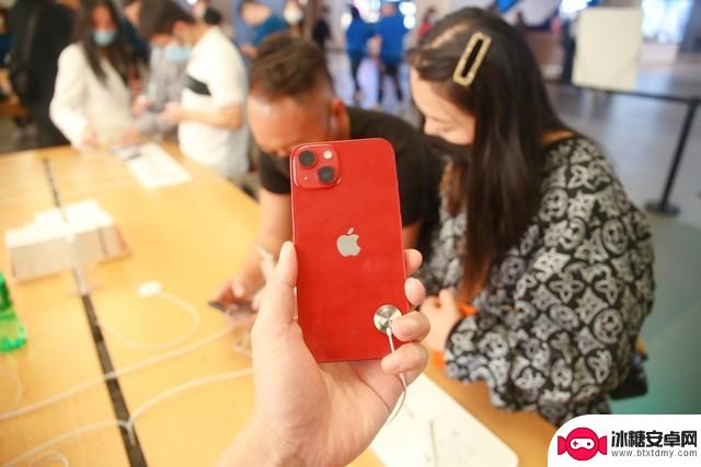 中国市场再次掀起苹果热潮!iPhone销量夺冠,背后操作高明