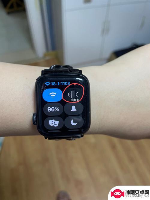 怎么用苹果手表找手机 AppleWatch7如何通过寻找iPhone功能来查找手机