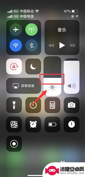 如何调xr手机亮度 iPhone XR如何调整屏幕亮度